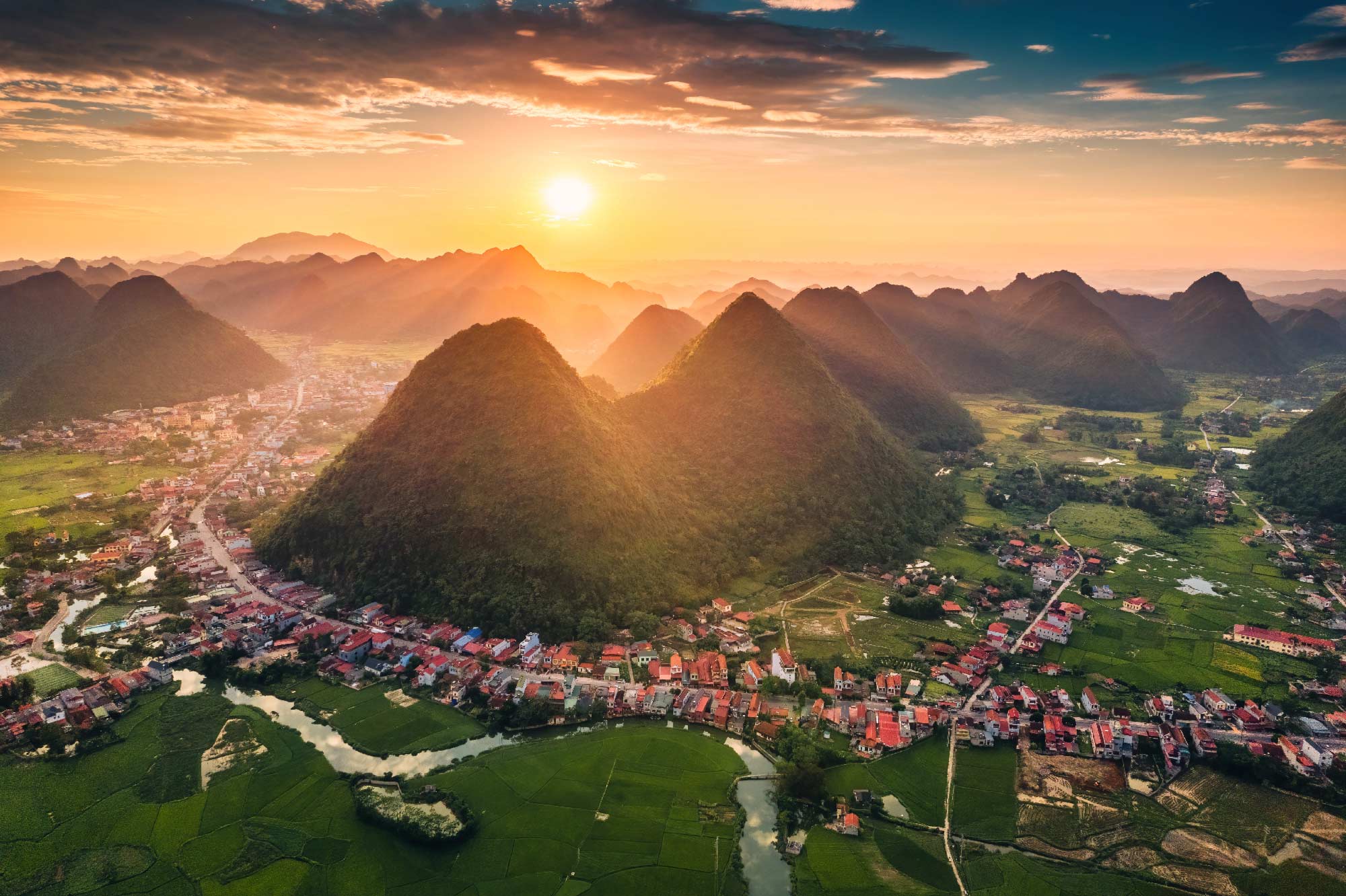 Atardecer detrás de las montañas de Yangsho, china.