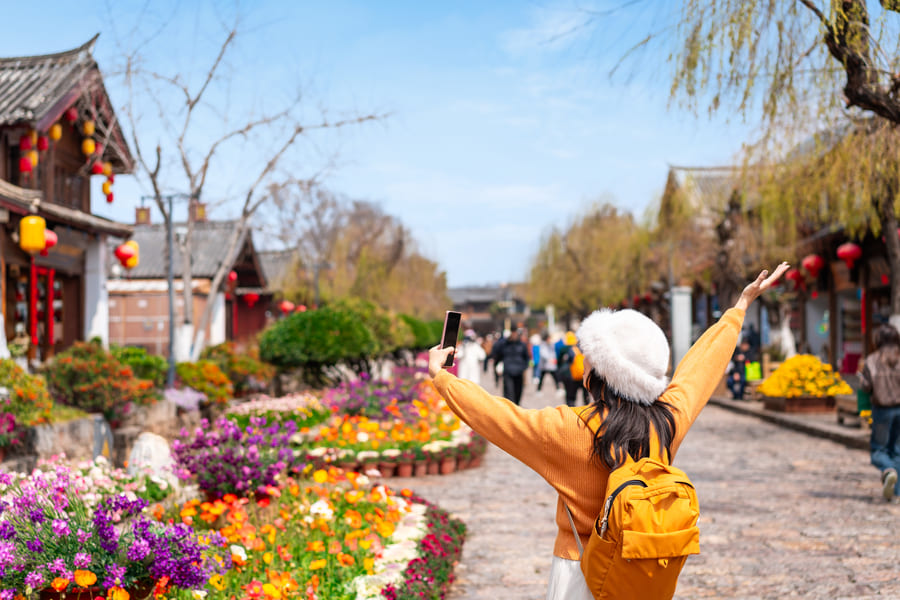 muchacha en yunnan de fondo paisaje con flores